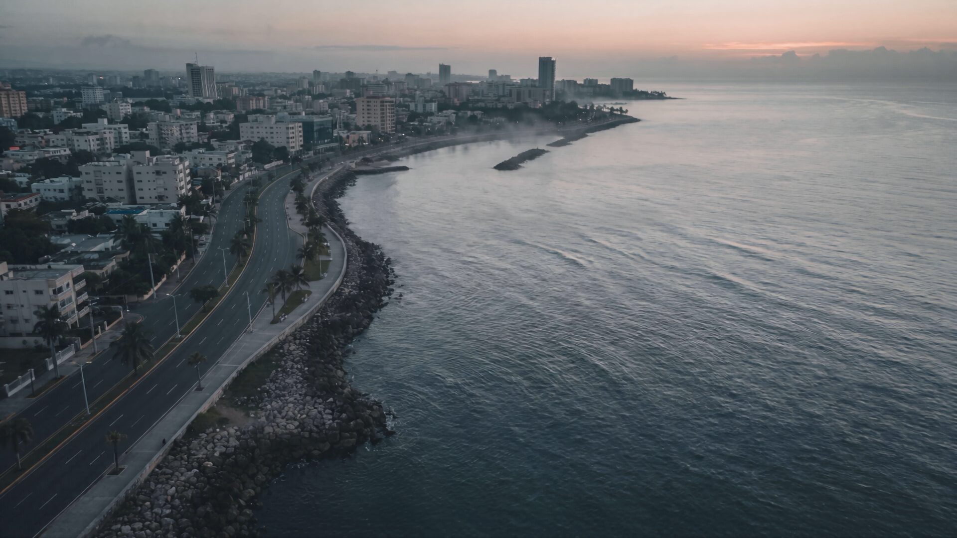 Vista aérea del Malecón de Santo Domingo al amanecer