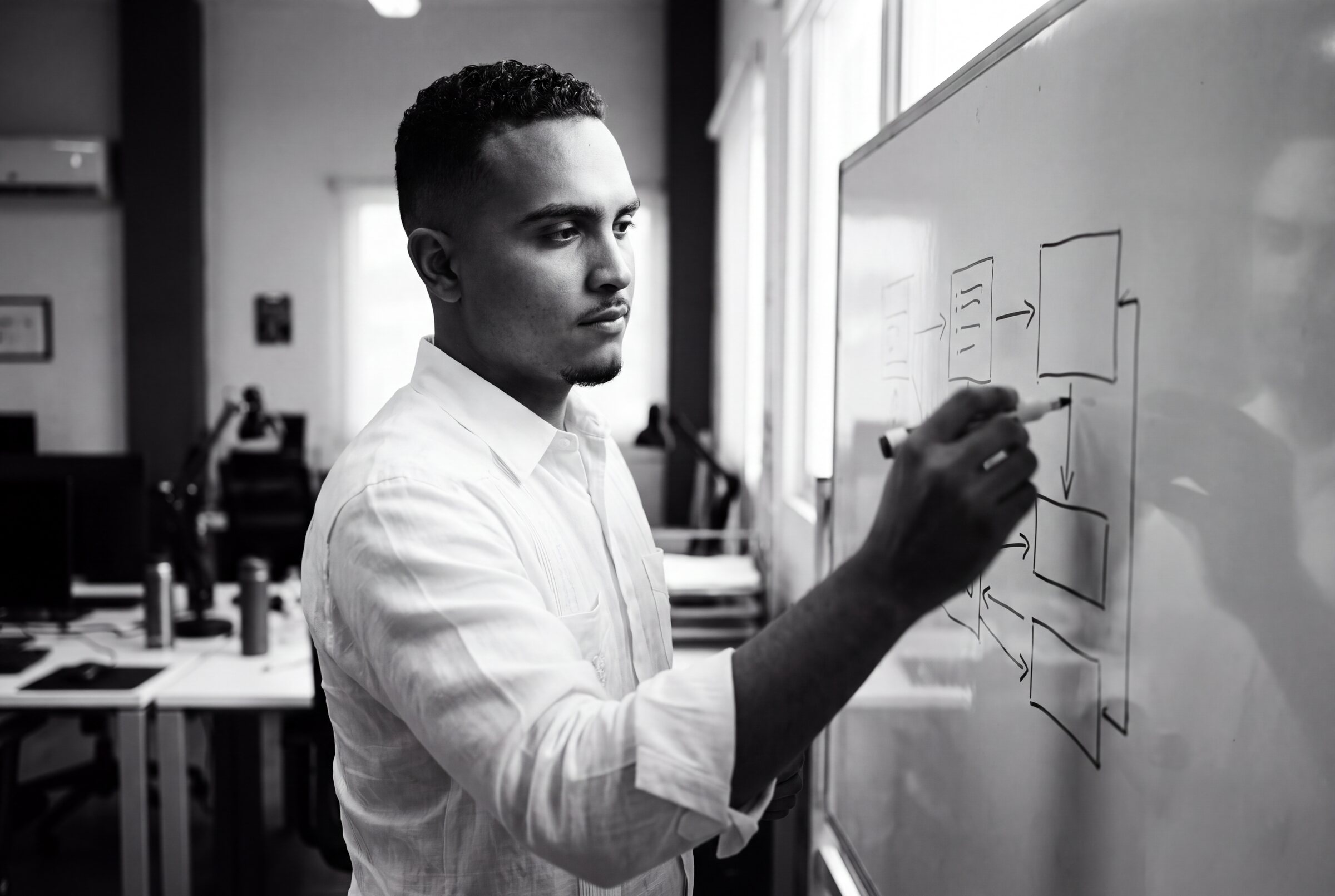 Maxwell Marte dibujando la arquitectura de un sistema en una pizarra